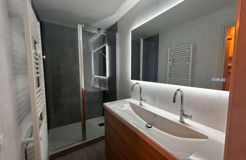 Meribel Centre Apartamento | Studio skis aux pieds, 3 pers, centre Méribel, balcon, TV, fibre - FR-1-180-638