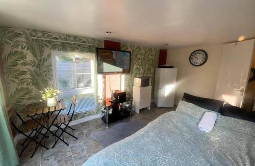 Patchway Apartamento | Studio-Sleeps 2 free parking-garden-near shops