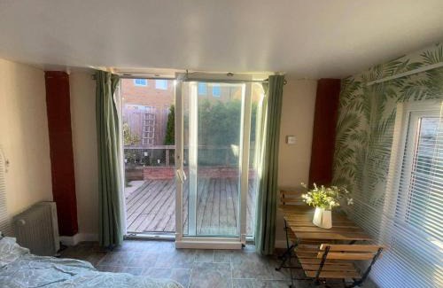 Patchway Apartamento | Studio-Sleeps 2 free parking-garden-near shops