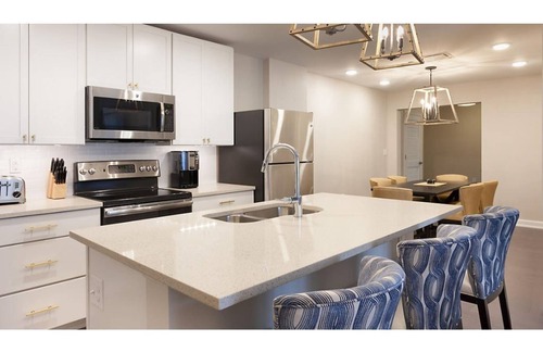 Downtown Charleston Complejo | Studio sleeps 4; kitchen - 1 partial; bedding includes 1 king bed, 1 sofa bed