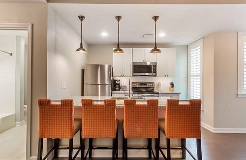 Downtown Charleston Complejo | Studio sleeps 4; kitchen - 1 partial; bedding includes 1 king bed, 1 sofa bed