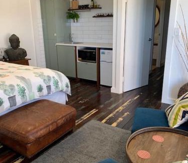 Port Noarlunga South Casa | Studio South Port - Lush Private Oceanfront Studio Apartment