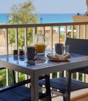 Algajola Apartamento | Studio standing classé meublé de tourisme avec terrasse vue mer " les pieds dans l'eau " à Algajola