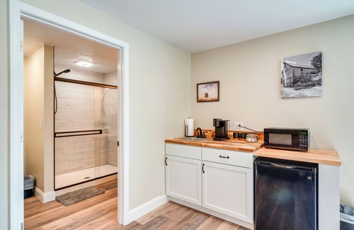 Treloar Apartamento | Studio Stay w/ Deck in Missouri Wine Country