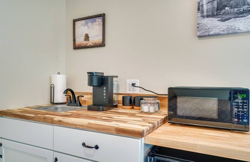 Treloar Apartamento | Studio Stay w/ Deck in Missouri Wine Country
