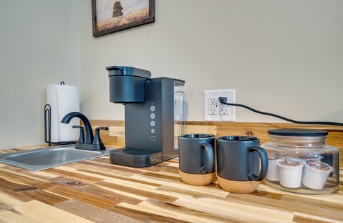 Treloar Apartamento | Studio Stay w/ Deck in Missouri Wine Country