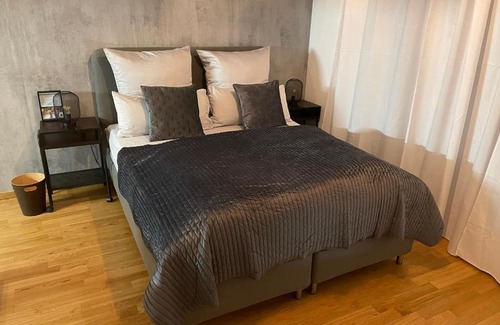 Offenbach am Main Apartamento | Studio Stevie Nicks I Workplace I 24in Screen I Kitchen I PS4