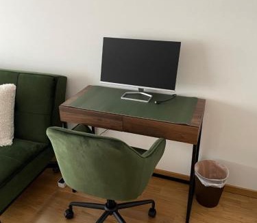 Offenbach am Main Apartamento | Studio Stevie Nicks I Workplace I 24in Screen I Kitchen I PS4
