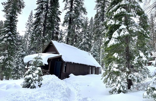 Echo Lake Cabina | Studio style cabin in Twin Bridges with Mountain View’s near Sierra Ski Resorts