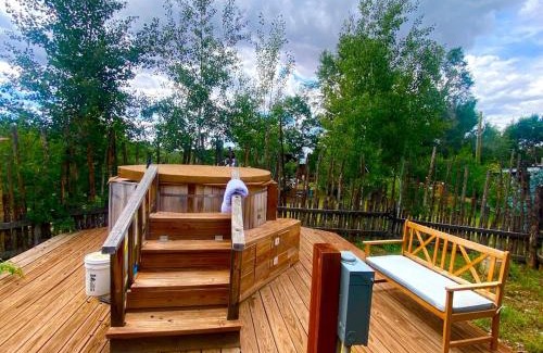 San Cristobal Casa | Studio-Style Log Cabin near Carson National Forest, New Mexico