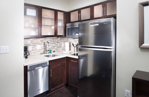 Folsom Apartamento | Studio Suite | Great for Business Travelers! Free Wi-Fi + Parking On-Site