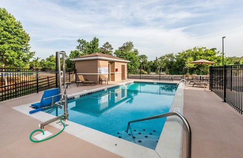 Farragut Apartamento | Studio Suite | Shared Outdoor Pool + BBQ Area