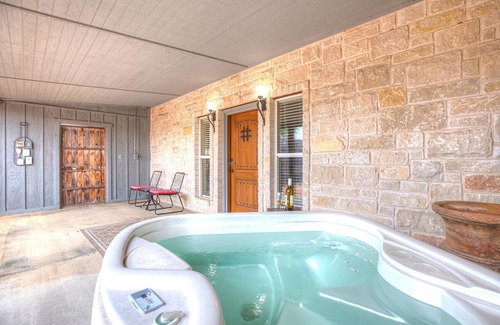 Fredericksburg Cabaña | Studio Suite with Hot Tub 10mins To Fred!