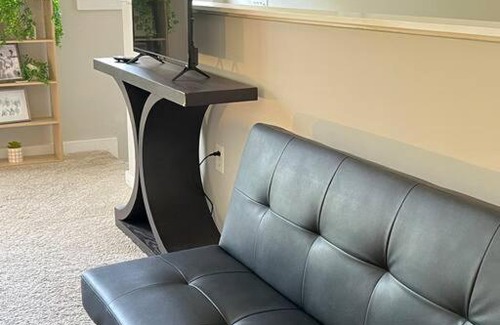 First Ward Apartamento | Studio Townhouse in Uptown King Bed-Wi-Fi-Full Kitchen- Washer & Dryer