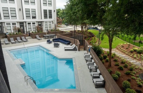 First Ward Apartamento | Studio Townhouse in Uptown King Bed-Wi-Fi-Full Kitchen- Washer & Dryer