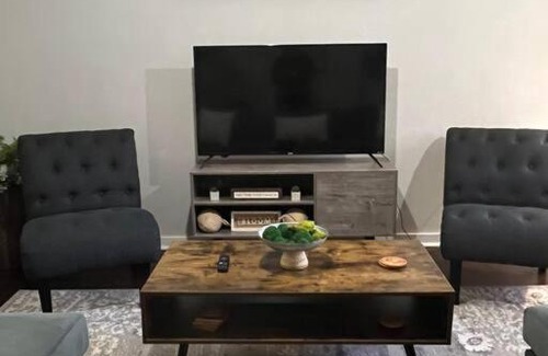 First Ward Apartamento | Studio Townhouse in Uptown King Bed-Wi-Fi-Full Kitchen- Washer & Dryer