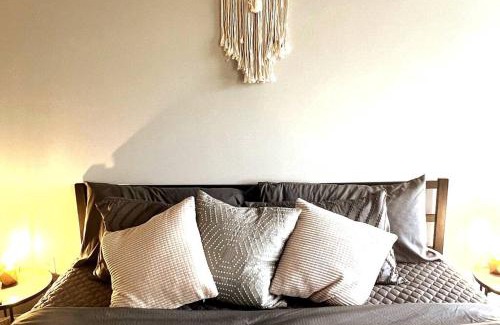 First Ward Apartamento | Studio Townhouse in Uptown King Bed-Wi-Fi-Full Kitchen- Washer & Dryer