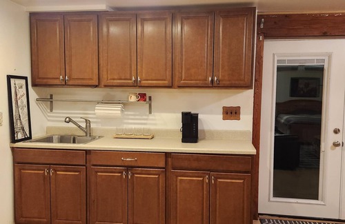 Hanover Apartamento | Studio w/3 beds, 1 Queen, two twin, couch, pellet stove, full amenities, shower.