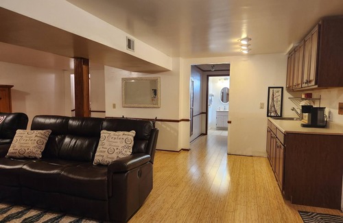 Hanover Apartamento | Studio w/3 beds, 1 Queen, two twin, couch, pellet stove, full amenities, shower.
