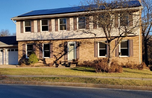 Hanover Apartamento | Studio w/3 beds, 1 Queen, two twin, couch, pellet stove, full amenities, shower.