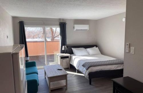 University Heights Apartamento | Studio W Balcony - Near Nob Hill And Hospitals