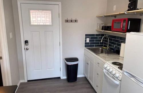 University Heights Apartamento | Studio W Balcony - Near Nob Hill And Hospitals