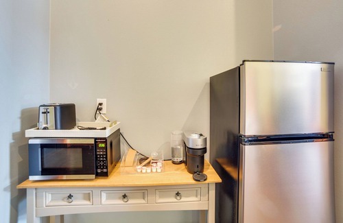 Marshall Apartamento | Studio w/ Private Balcony in Downtown Marshall!