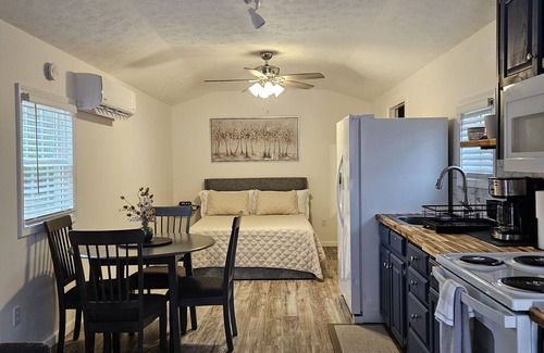 Phenix City Apartamento | Studio w/spacious bathroom 14 miles to Ft Benning/Ft Moore