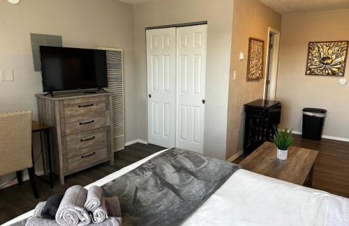 University Heights Apartamento | Studio Wbalcony - Near Nob Hill, Unm & Downtown