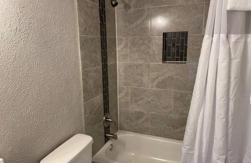 University Heights Apartamento | Studio Wbalcony - Near Nob Hill, Unm & Downtown