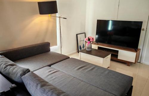 Hornsby Casa | Studio with backyard close 2train&Westfield