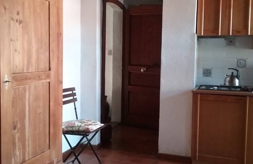 Massa Marittima Apartamento | Estudio con balcón en una casa antigua de la ciudad, en una tranquila y soleada