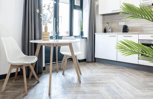 Centrum Apartamento | Studio With Balcony And Full Kitchen Near Hotspot
