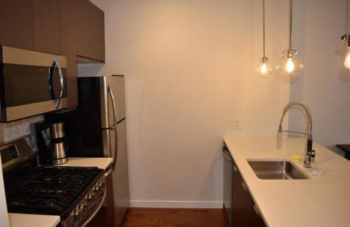 Central Business District Apartamento | Studio with Den