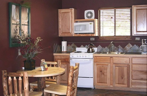 Fall River Estates Chalet De Esquí | Studio with Full Kitchen, Queen bed, Patio with Personal Grill