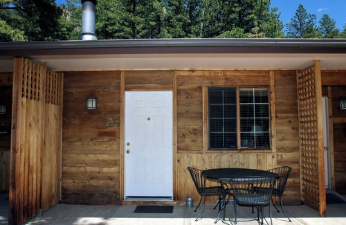 Fall River Estates Chalet De Esquí | Studio with Full Kitchen, Queen bed, Patio with Personal Grill