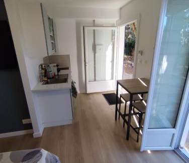 Caissargues Apartamento | Studio with garden and pool, easy Nîmes access
