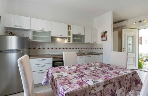 Cres Apartamento | Apartamento vacacional con acceso a Internet y TV vía satélite