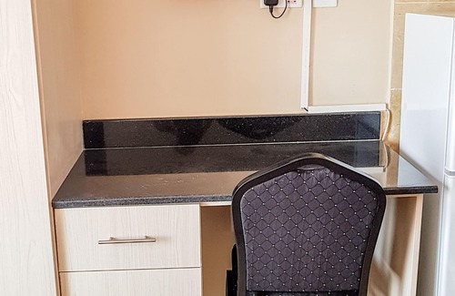 Langata Apartamento | Estudio con cama King Size, ascensor, WIFI y estacionamiento cerca de la ciudad, JKIA y el aeropuerto de Wilson.