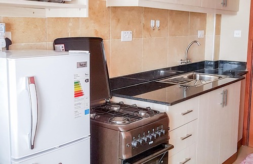 Langata Apartamento | Estudio con cama King Size, ascensor, WIFI y estacionamiento cerca de la ciudad, JKIA y el aeropuerto de Wilson.