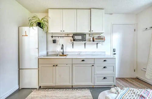 Carleton Place Apartamento | Studio with kitchenette in downtown Carleton Place.
