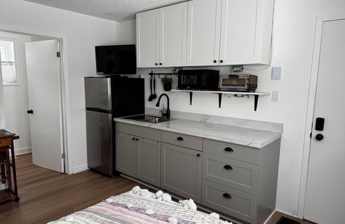 Carleton Place Apartamento | Studio with kitchenette in downtown Carleton Place.
