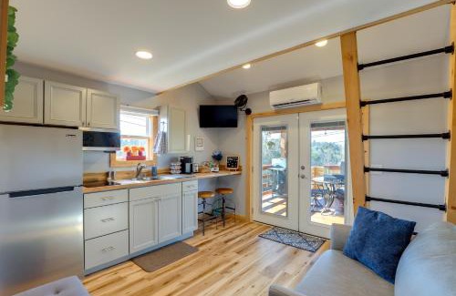 Marshall Apartamento | Studio with Loft, Hot Tub and Views in Marshall!