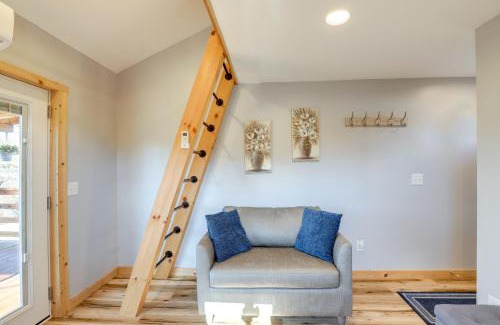 Marshall Apartamento | Studio with Loft, Hot Tub and Views in Marshall!
