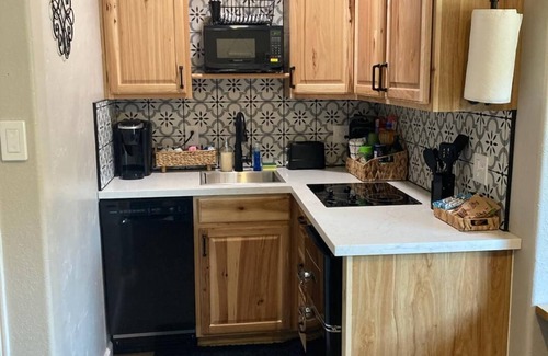 Three Rivers Apartamento | Studio with Private Hot Tub, Shared Pool, and Walk To Town