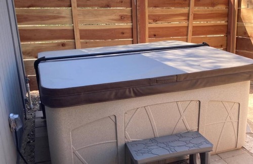 Three Rivers Apartamento | Studio with Private Hot Tub, Shared Pool, and Walk To Town