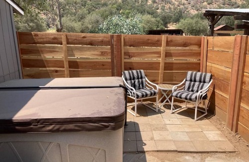 Three Rivers Apartamento | Studio with Private Hot Tub, Shared Pool, and Walk To Town
