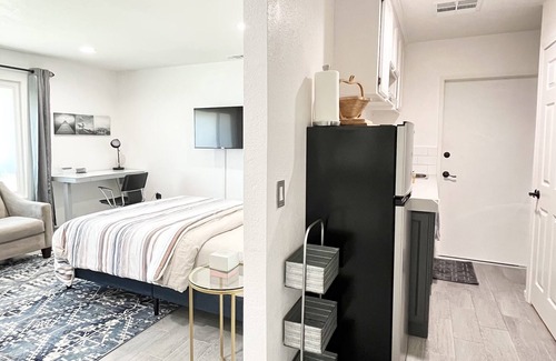 La Sierra Casa | Studio with private garage near CBU, Kaiser & Parkview Hospital