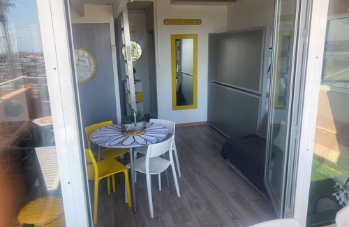 Saint-Nazaire Apartamento | Studio with terrace overlooking sea, port and mountains.