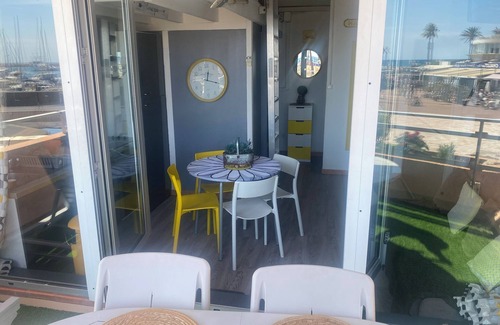 Saint-Nazaire Apartamento | Studio with terrace overlooking sea, port and mountains.
